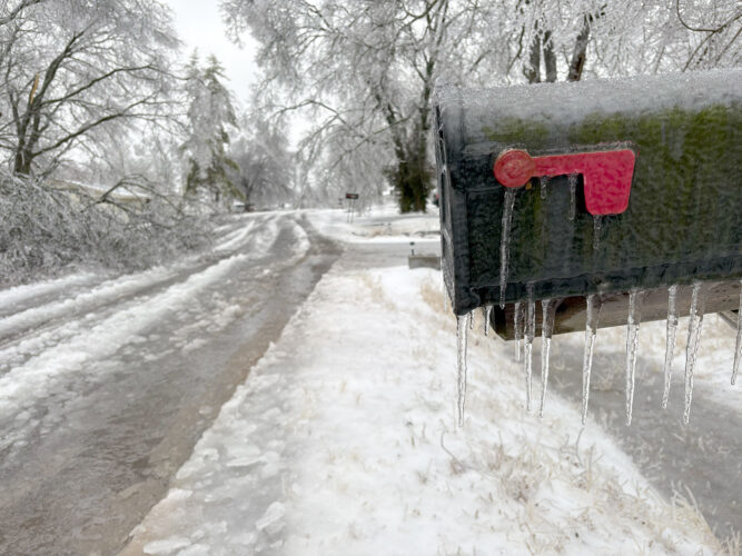 Storm dumps sleet, freezing rain, snow around much of US